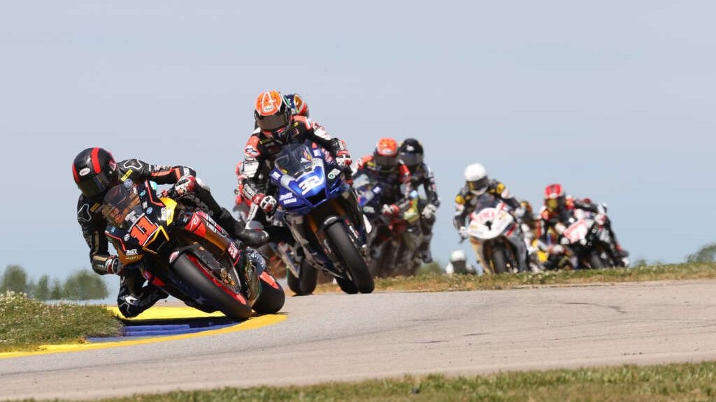 Mathew Scholtz lidera en la salida por delante de Jake Gagne