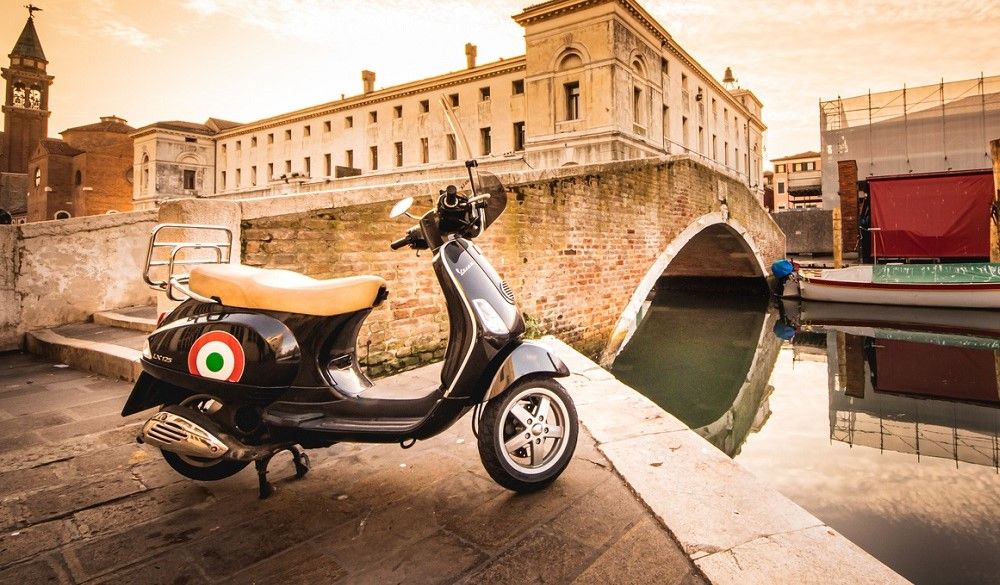El diseño de Piaggio ha dado lugar a la aparición de numerosas motos tipo Vespa. Fuente: iStock/OneMoreImage