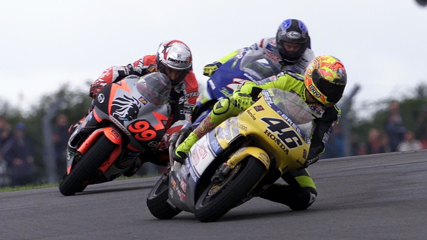 Valentino Rossi, Jeremy McWilliams y Kenny Roberts Jr luchan en Donington en el GP de Gran Bretaña de 2000