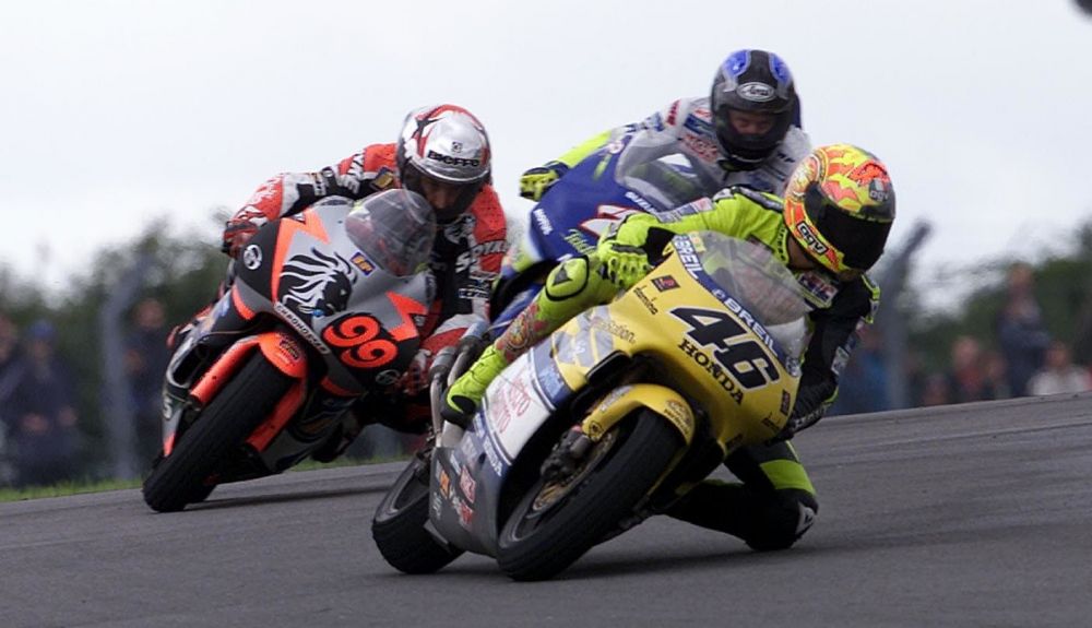 Valentino Rossi, Jeremy McWilliams y Kenny Roberts Jr luchan en Donington en el GP de Gran Bretaña de 2000 Valentino Rossi, Jeremy McWilliams y Kenny Roberts Jr luchan en Donington en el GP de Gran Bretaña de 2000