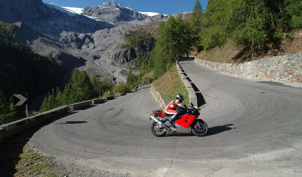 Moto circulando por ápice de la curva. Foto: iStock/sano