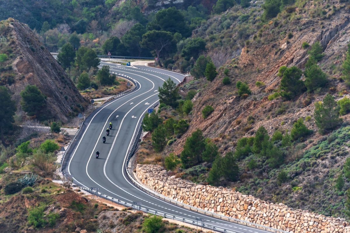 Motoristas se disponen a tomar unas curvas. Fuente: iStock / Miguel Perfectti