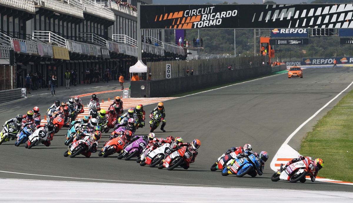 Dani Holgado coge el mando en la salida de Moto3 Dani Holgado coge el mando en la salida de Moto3