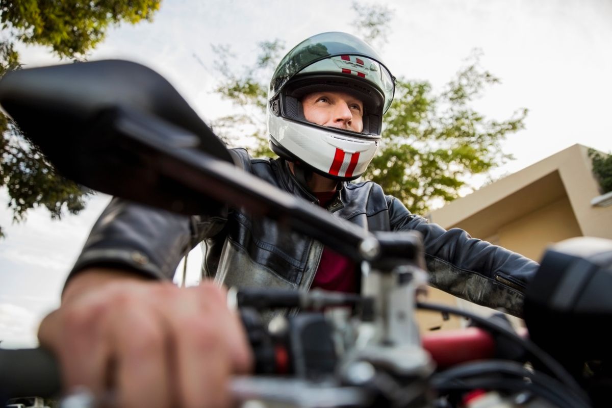 Un motorista fija su mirada al frente. Fuente: iStock / Portra