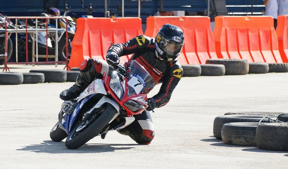 Algunos ejercicios ayudan a aprender tumbar en moto. Fuente: iStock/Just_One_Pic