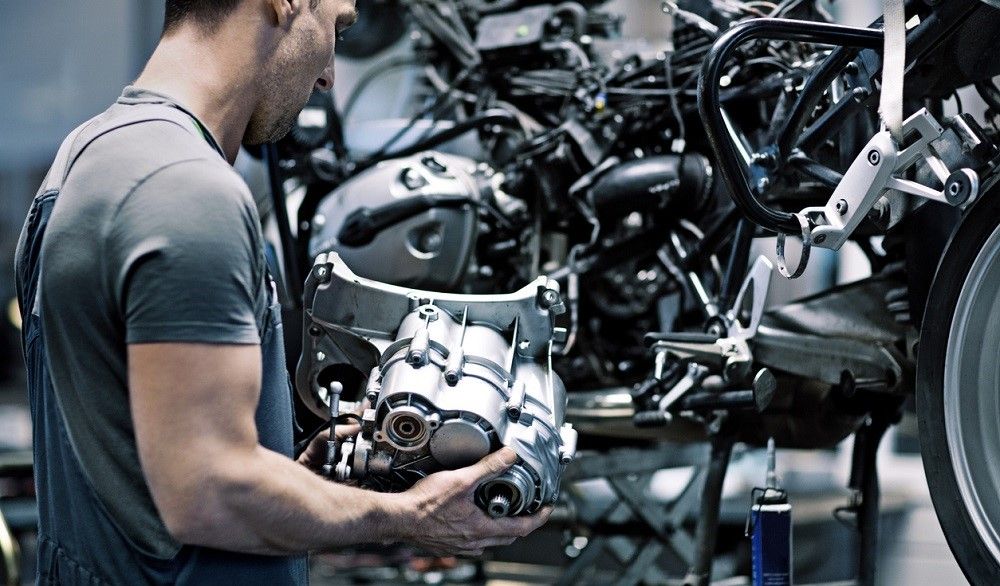 Mecánico desmontando un motor de gasolina. Fuente: iStock/Lorado