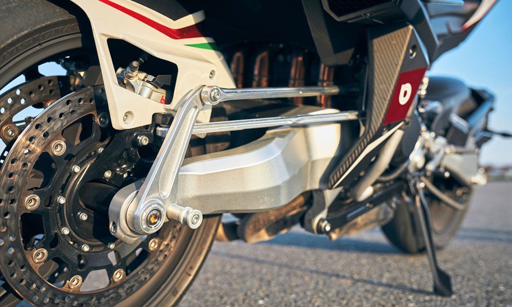 Sin duda el tren delantero con su basculante doble y su dirección en el buje es lo más especial de la Bimota.