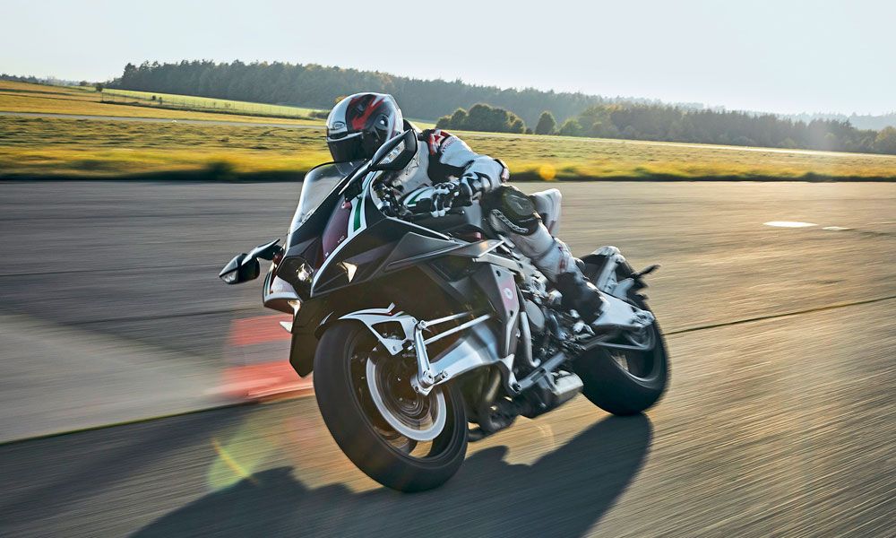 La Bimota tesi es una de las motos más especiales del mercado, no solo por la estructura de su chasis y suspensión delantera, sino por incorporar un motor sobrealimentado.