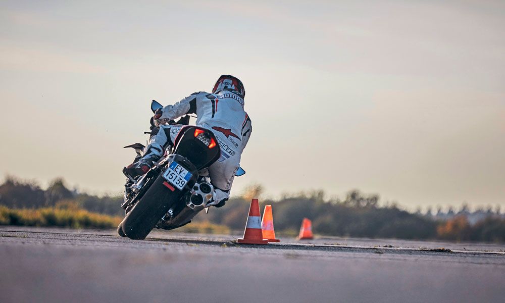 La agilidad a baja velocidad es uno de los puntos comprometidos de la Bimota, que tiene un tacto un tanto especial en el comienzo de la fase de inclinación