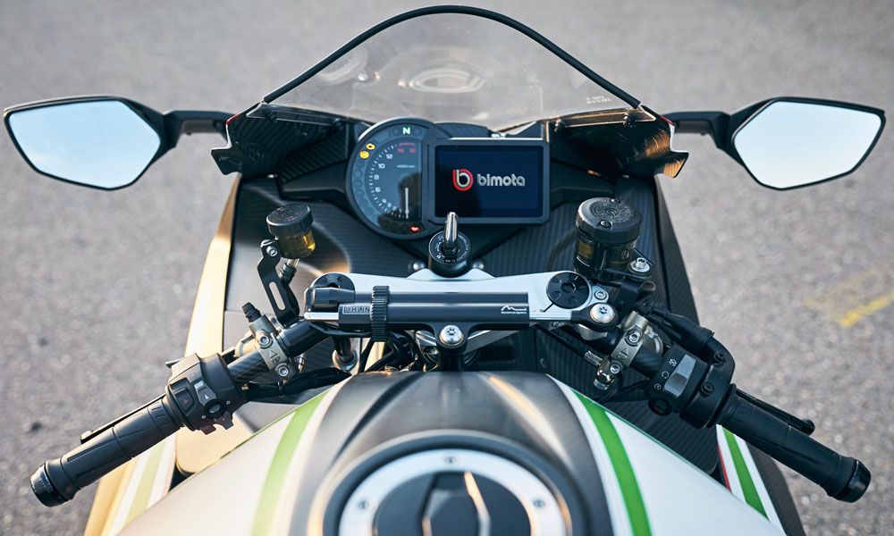 El cuadro de instrumentos proviene de la Kawasaki H2 y es uno de los pocos componentes exteriores que parece convencional.