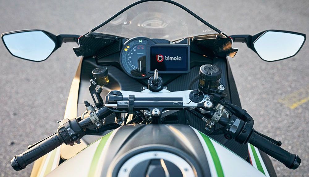 El cuadro de instrumentos proviene de la Kawasaki H2 y es uno de los pocos componentes exteriores que parece convencional.