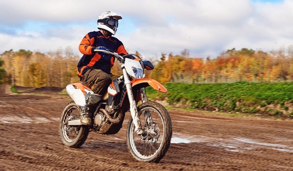 El cubre cárter va situado en la parte inferior de las motos off road. Fuente: iStock/VITAL_ML El cubre cárter va situado en la parte inferior de las motos off road. Fuente: iStock/VITAL_ML