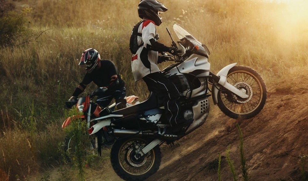 Moto de off road con cubre cárter. Fuente: iStock/Mikkaphoto