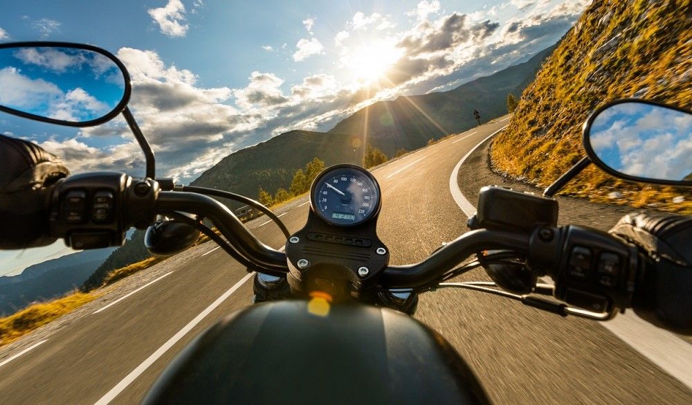Moto a punto de contramanillar. Fuente: iStock/Kesu01