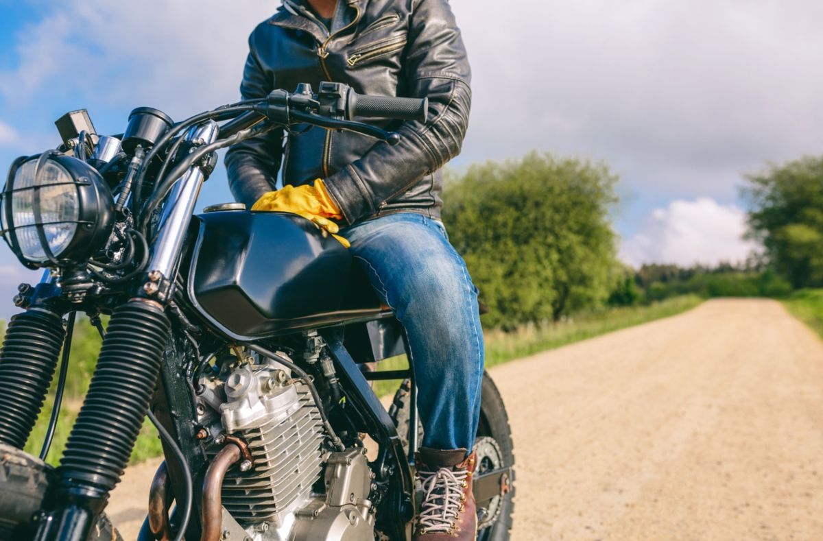 Un hombre subido a una moto que ha rehabilitado tras tenerla de baja. Fuente: iStock / doble-d
