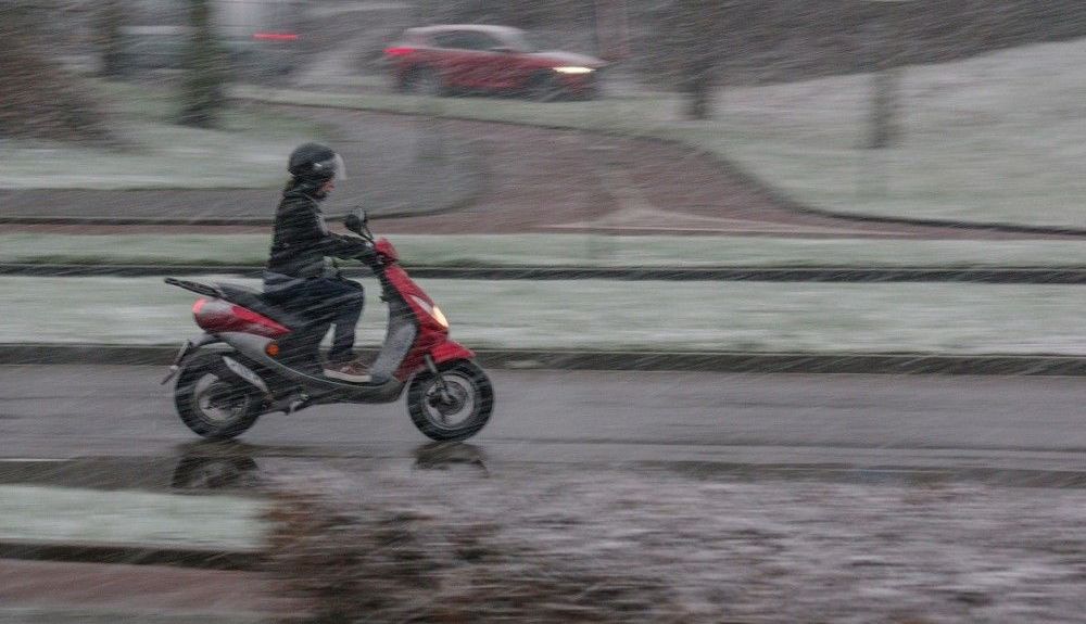 Un scooter circulando bajo la lluvia. Fuente: iStock/middelveld Un scooter circulando bajo la lluvia. Fuente: iStock/middelveld