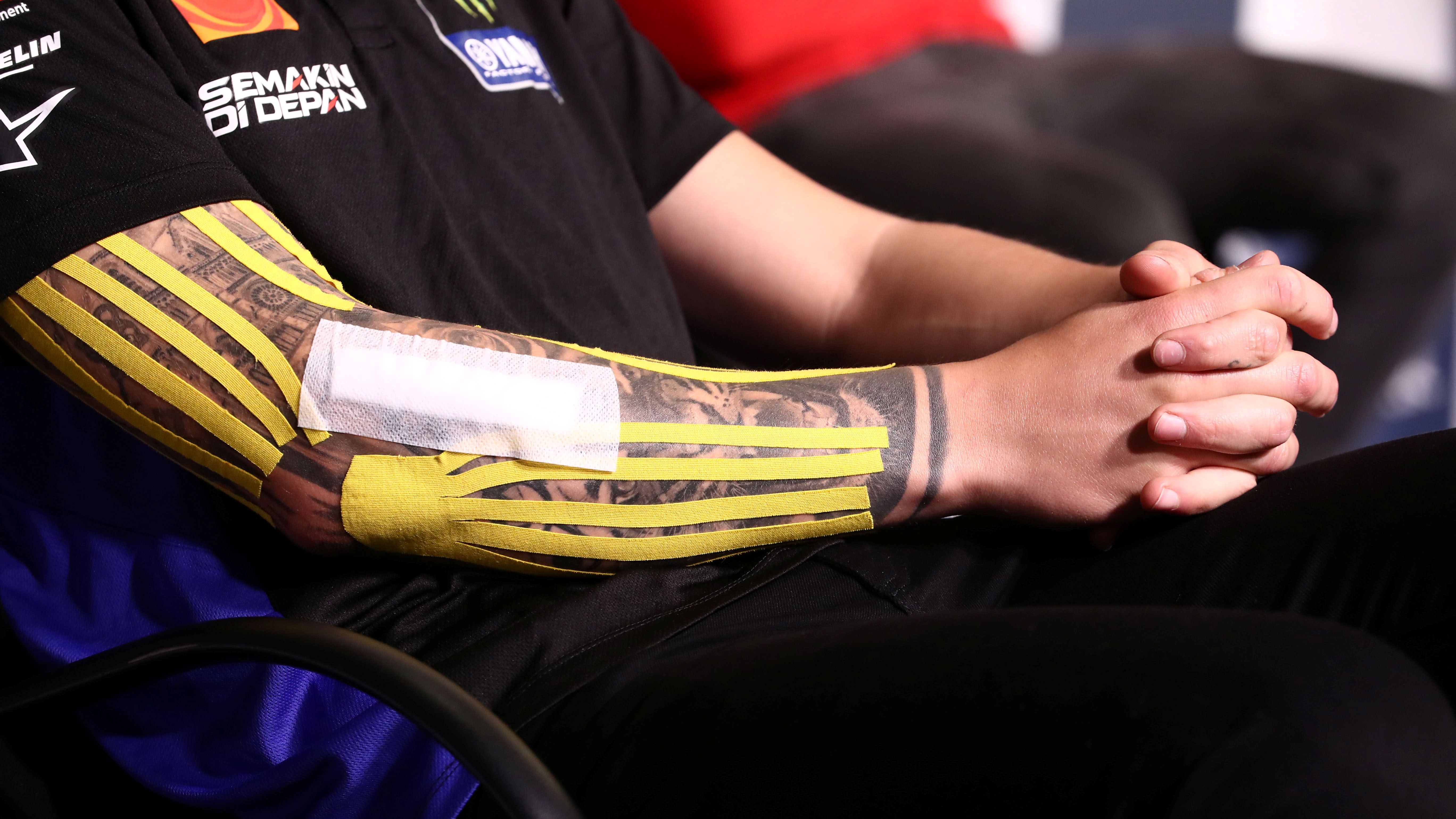 El brazo de Fabio Quartararo en la rueda de prensa de Le Mans