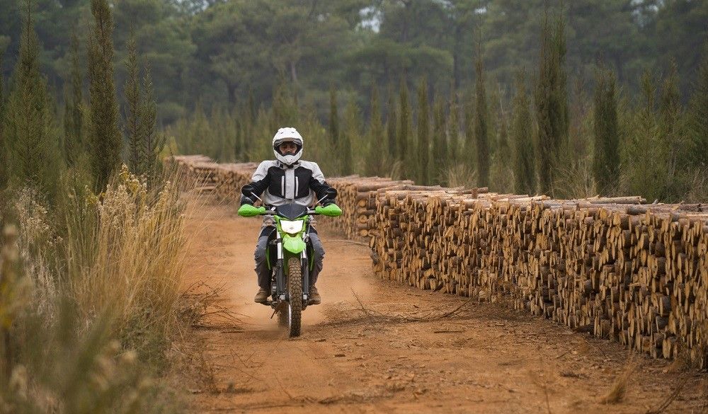 Motorista en un circuito de enduro. Fuente: iStock/ozgurdonmaz