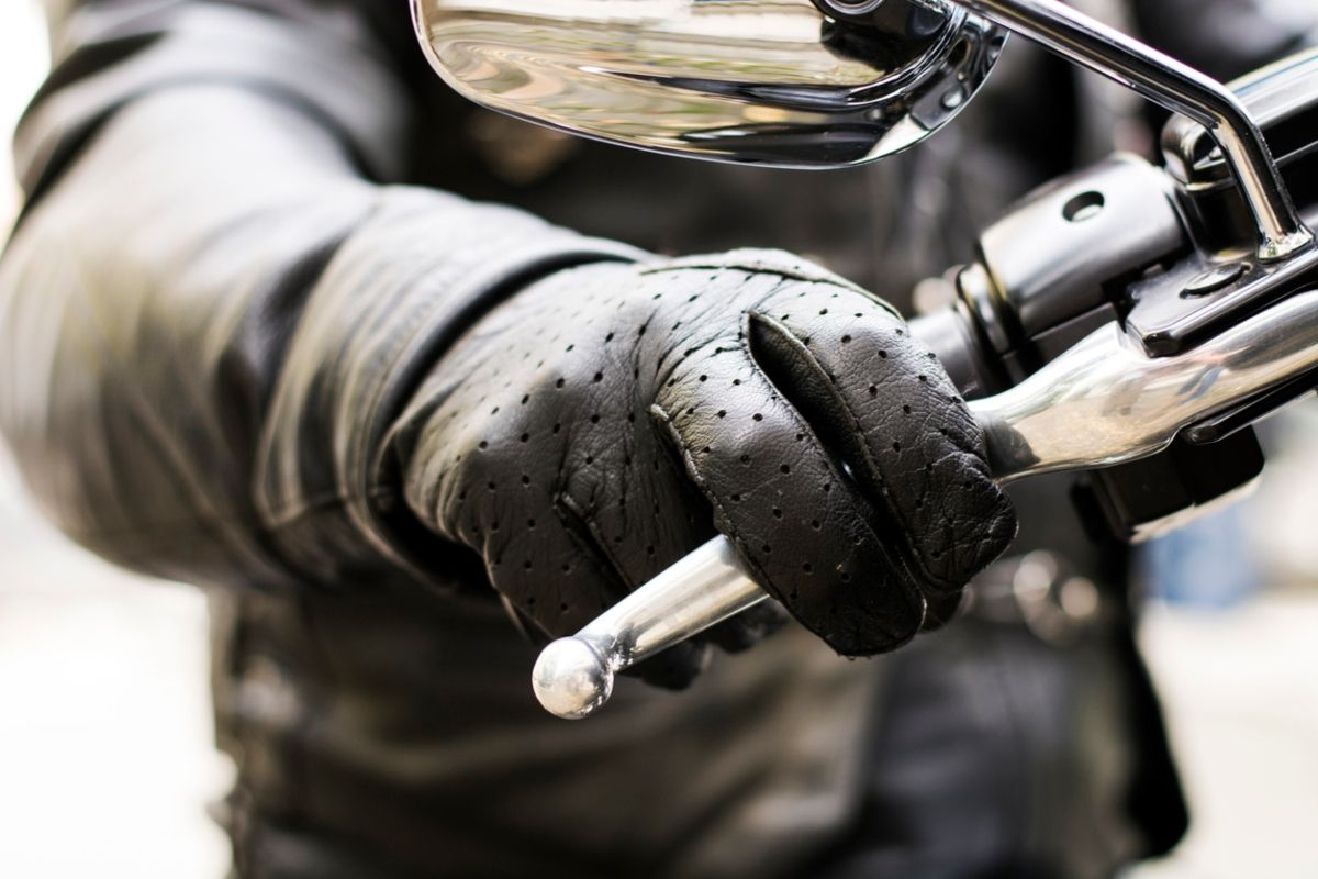 Motorista frenando, gesto que puede ir desgastando las pastillas de freno. Fuente: iStock / milicad