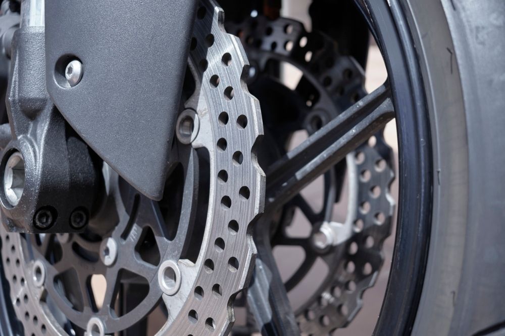 Discos de una moto sobre los que actúan las pastillas de freno. Fuente: iStock / Carlos Ivan Gil