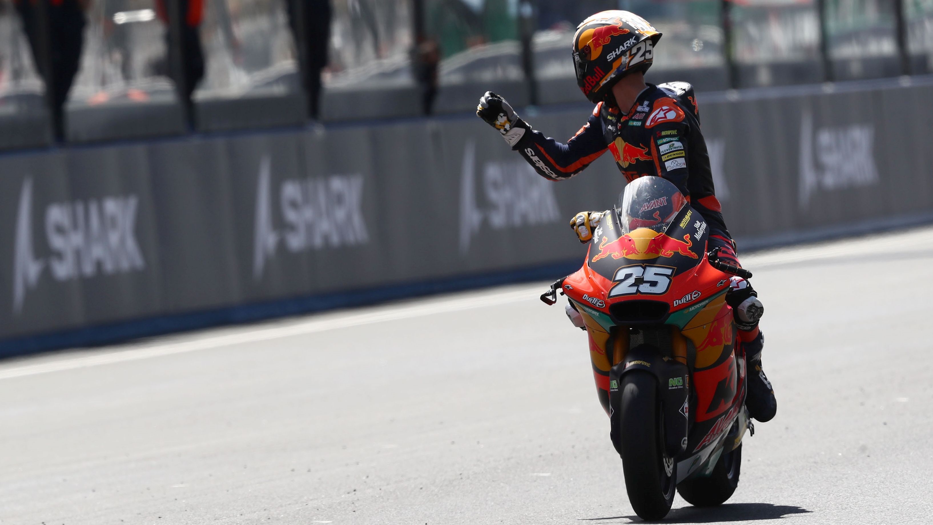 Raúl Fernández cruza la meta de Le Mans como ganador