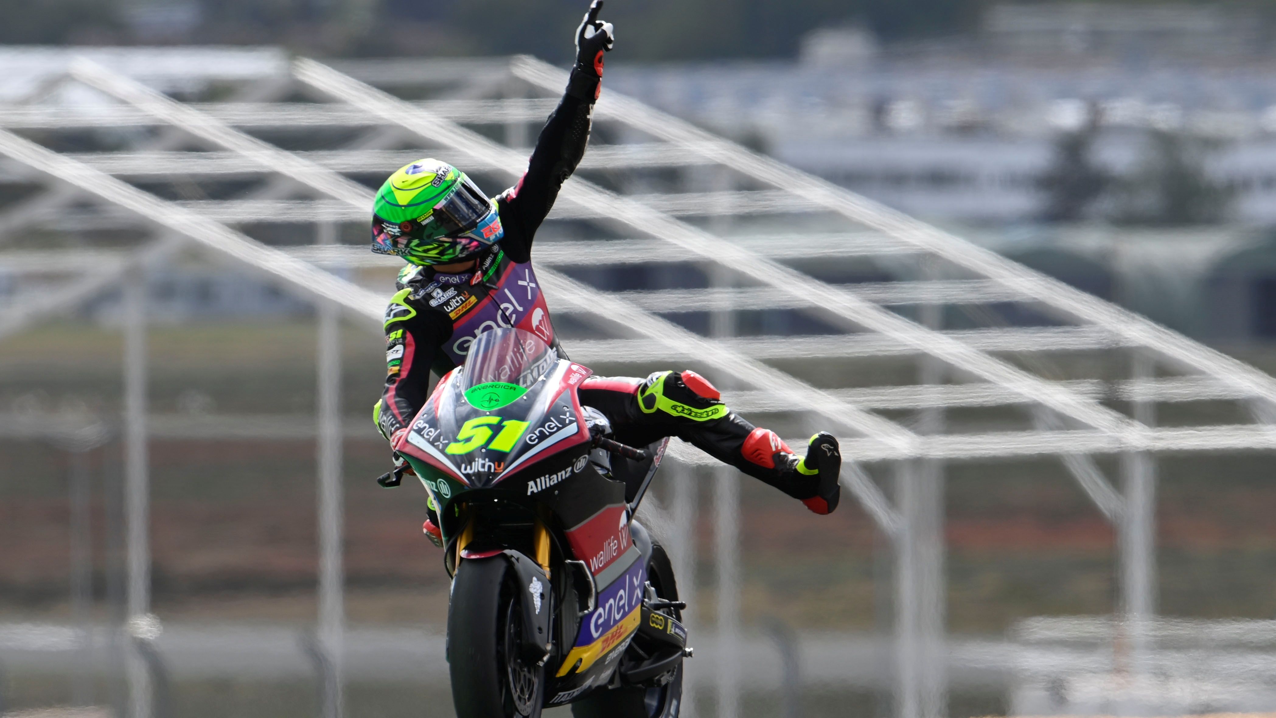 Eric Granado festeja su victoria en la carrera de MotoE en Le Mans 2021