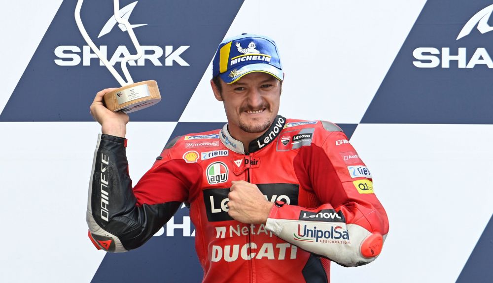 Jack Miller en el podio de Le Mans 2021 Jack Miller en el podio de Le Mans 2021