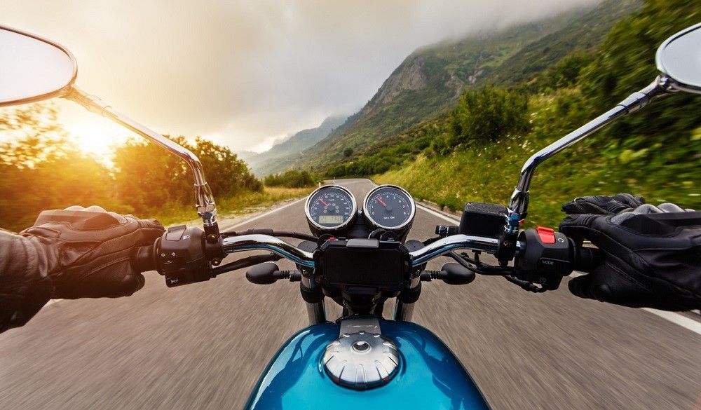 Motorista utilizando el cambio en una moto de carretera. Fuente: iStock/Jag_cz