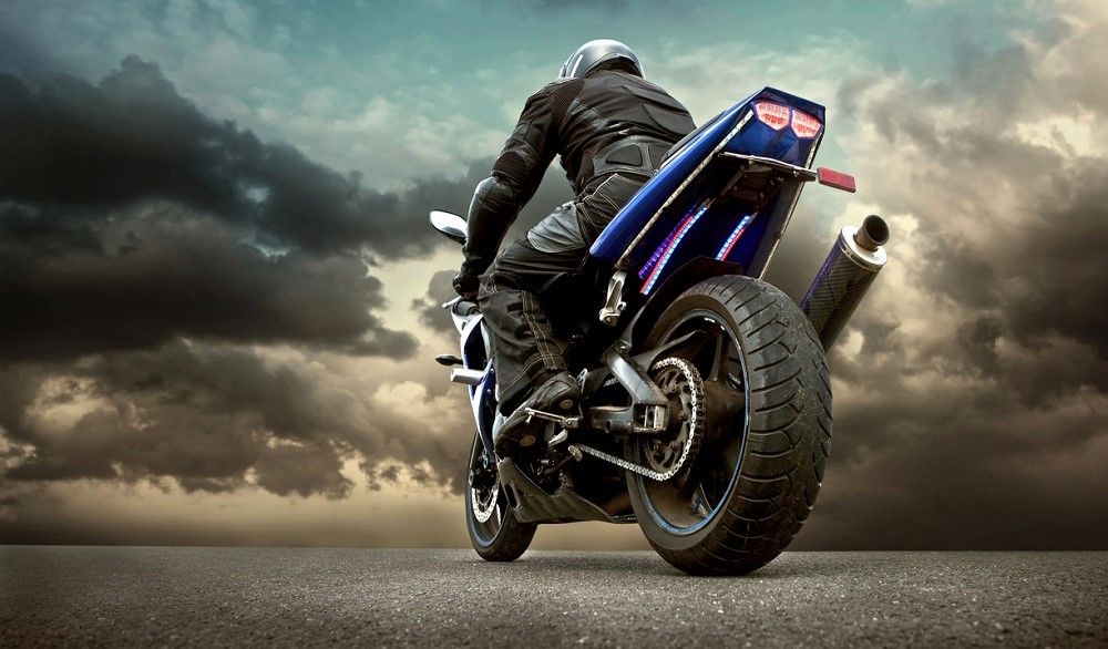 Los motoristas que van a circuitos suelen sacarse licencias de motociclismo. Fuente: iStock/yuran-78