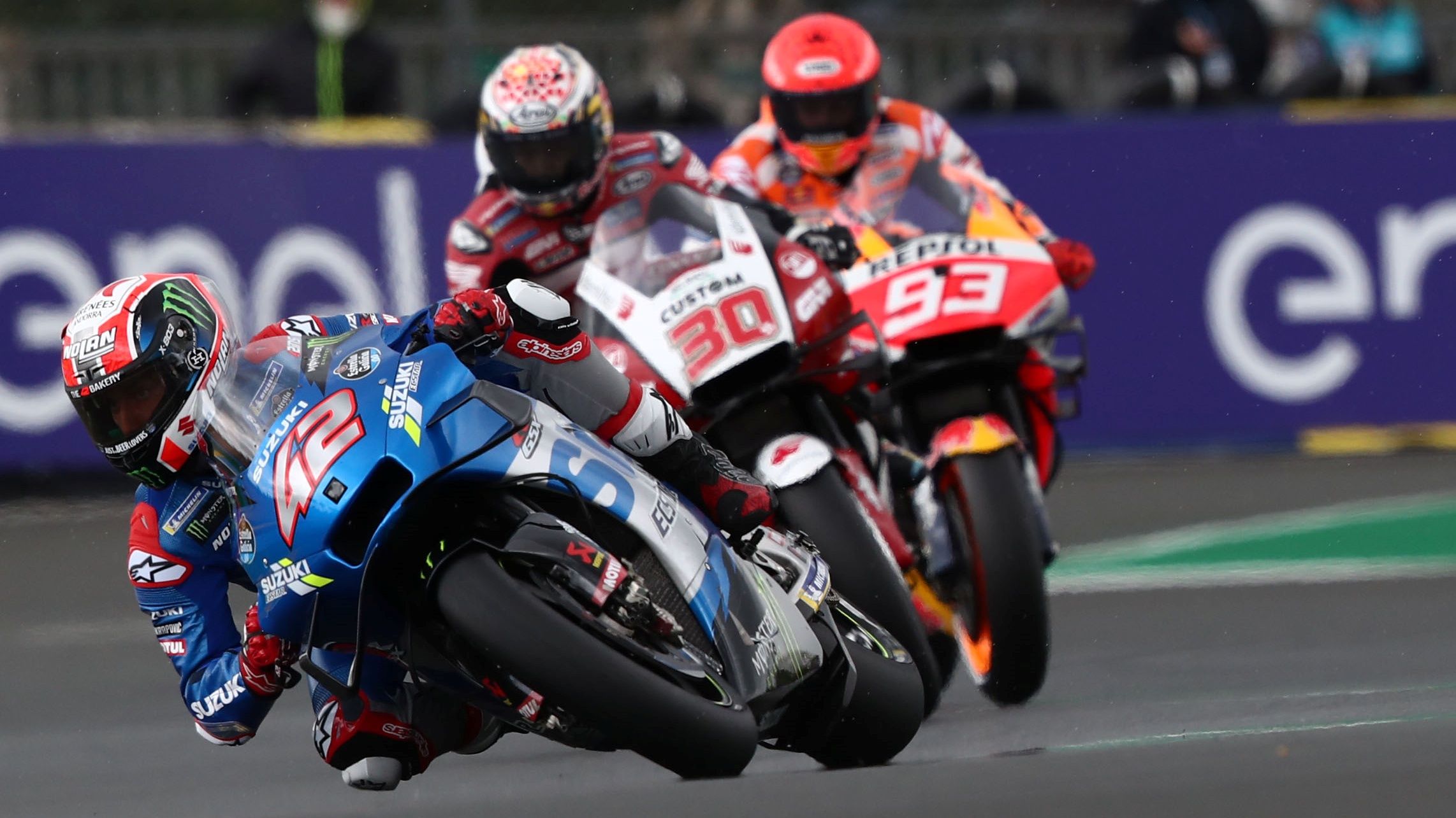 Álex Rins, Takaaki Nakagami y Marc Márquez al inicio de carrera