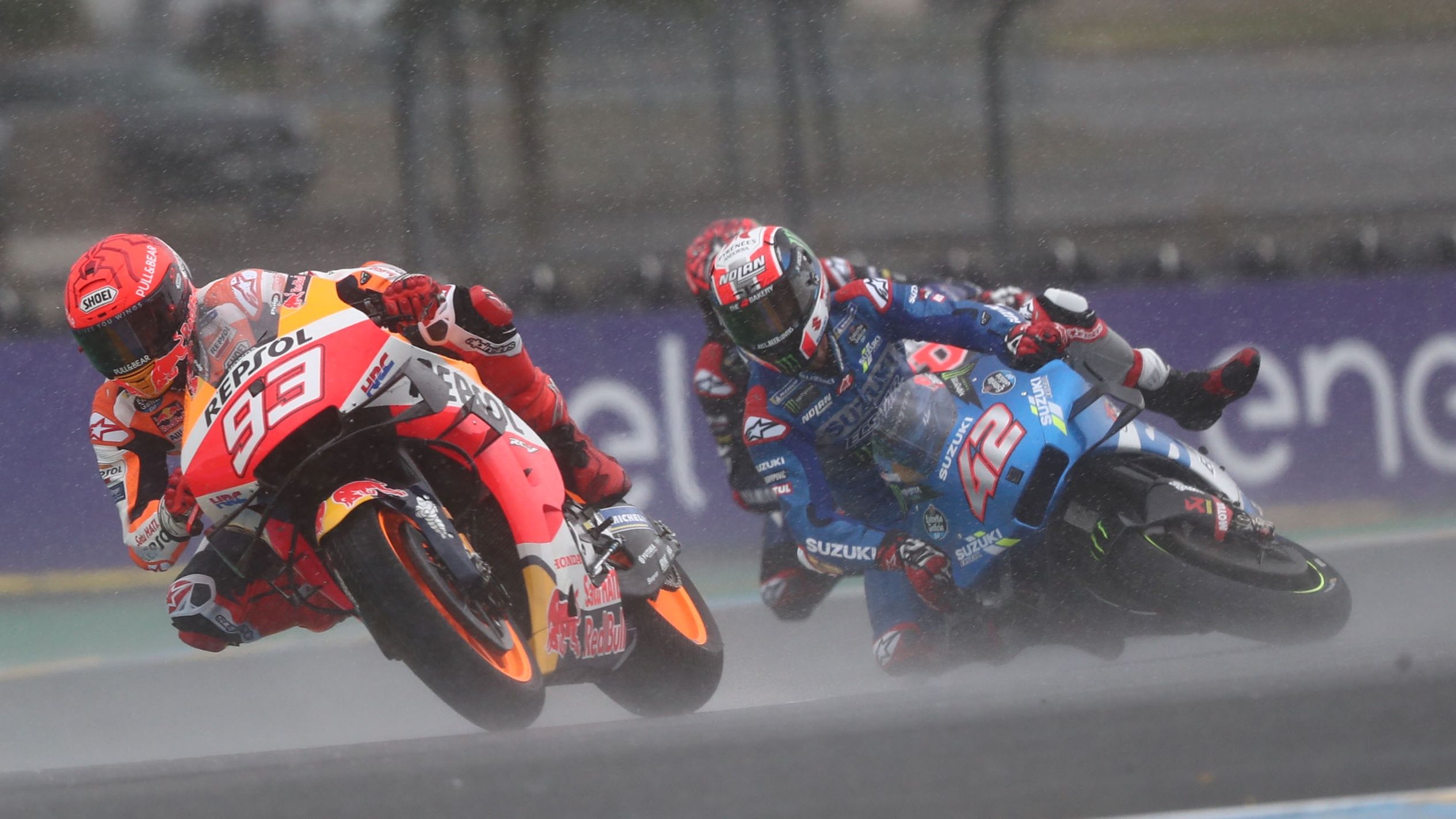 El momento en que Álex Rins se va al suelo cuando rodaba tras Marc Márquez