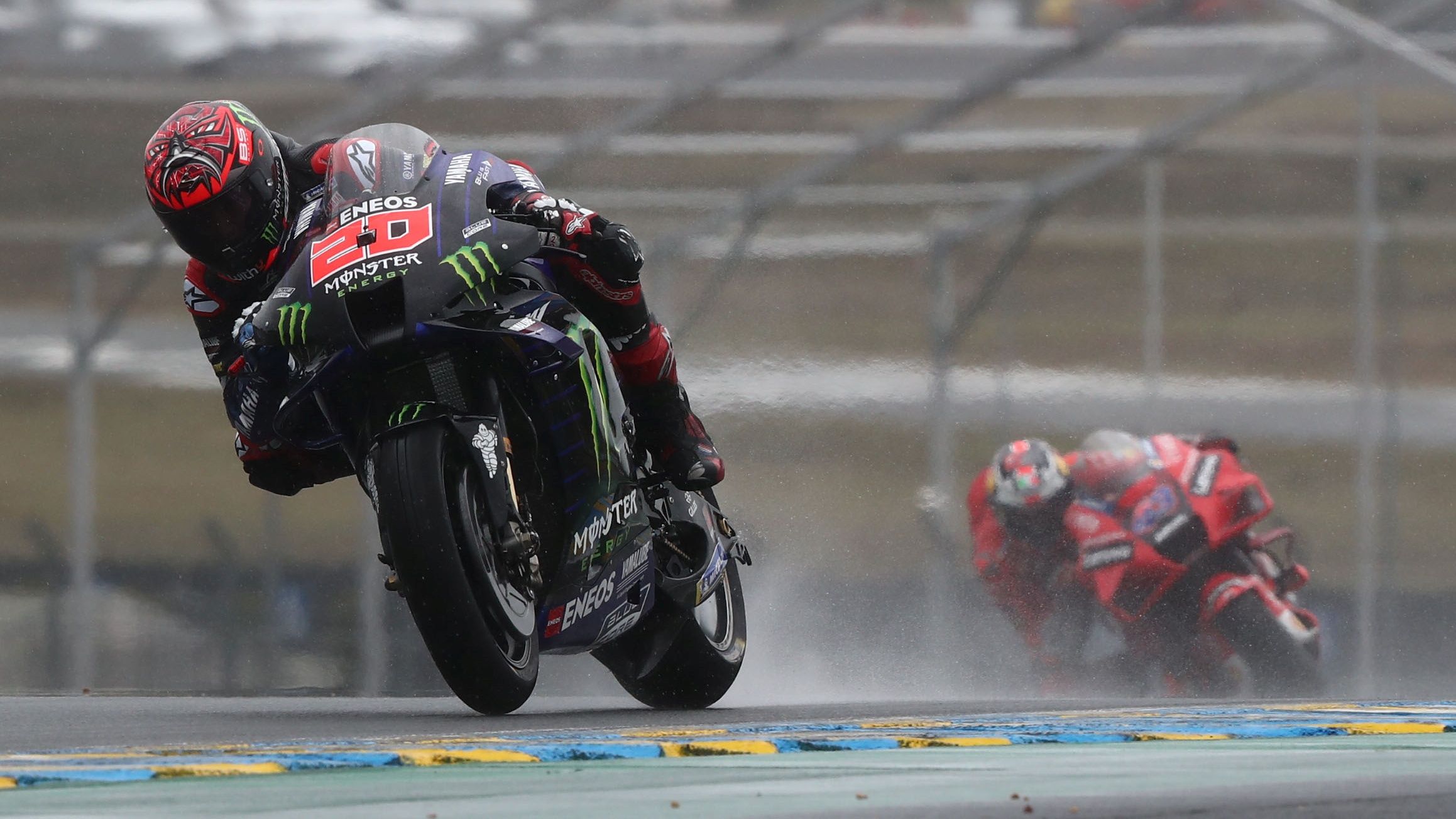Fabio Quartararo lidera la carrera con Jack Miller acercándose