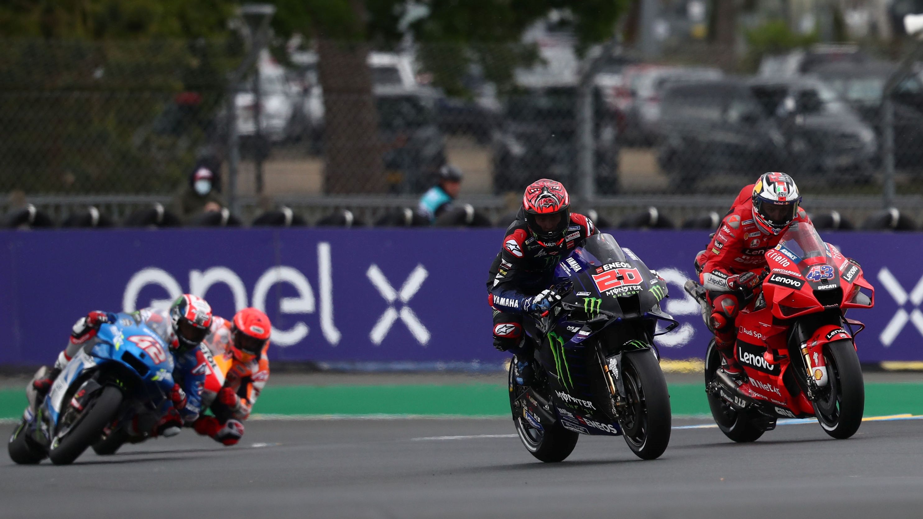 Fabio Quartararo se cuela por el interior de Jack Miller