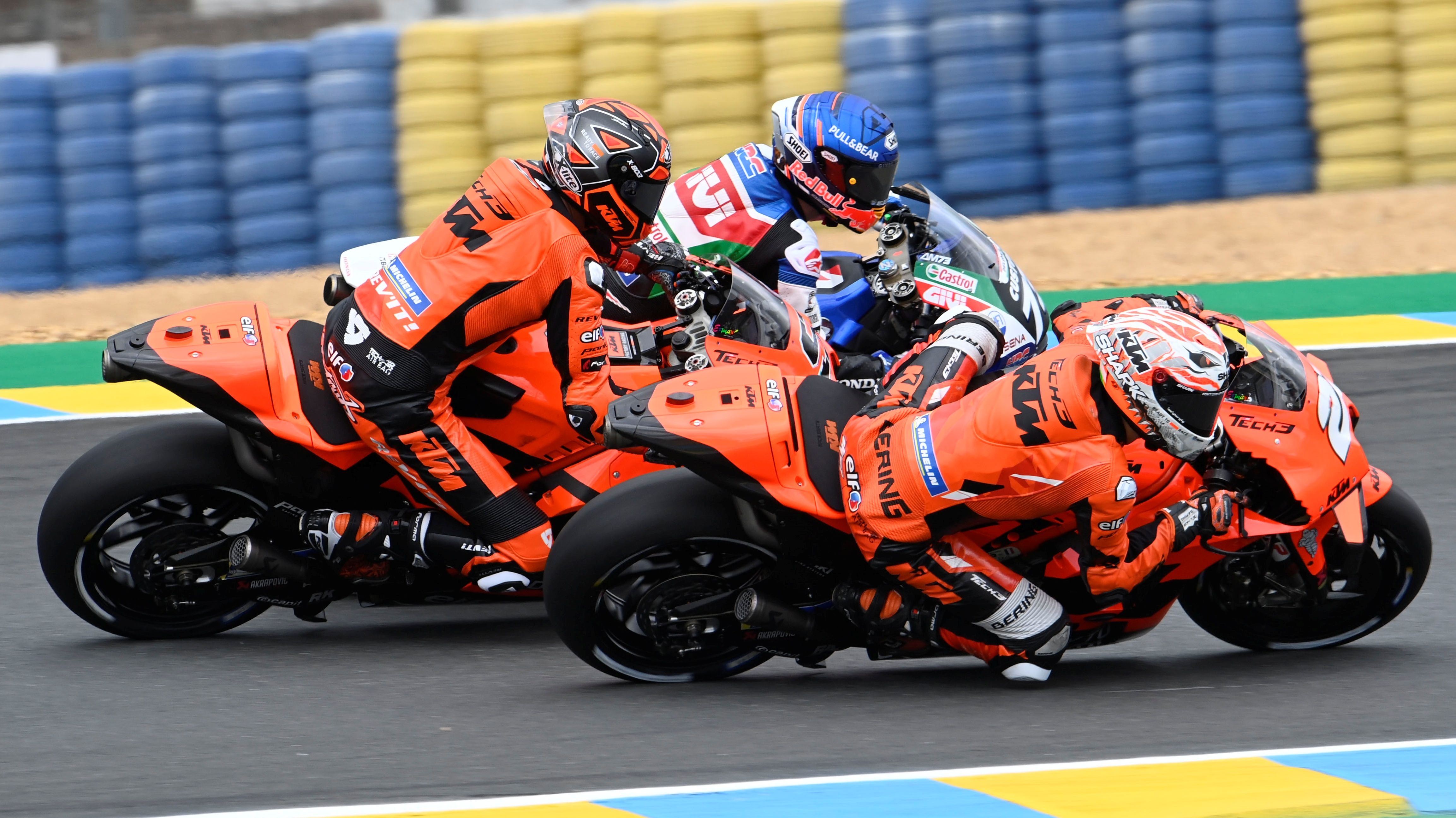 Iker Lecuona y Álex Márquez hace un sandwich a Danilo Petrucci