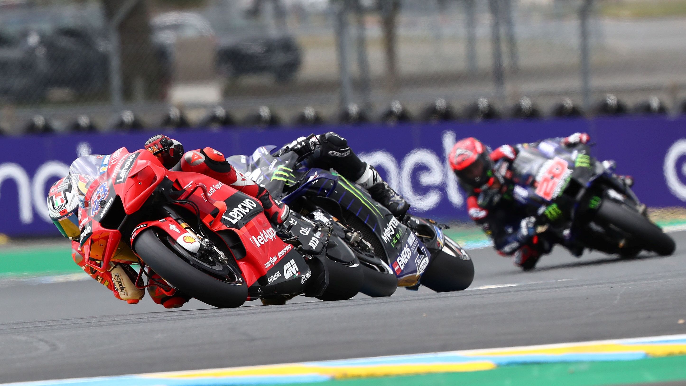 Jack Miller con Maverick Viñales pegado y Fabio Quartararo al fondo