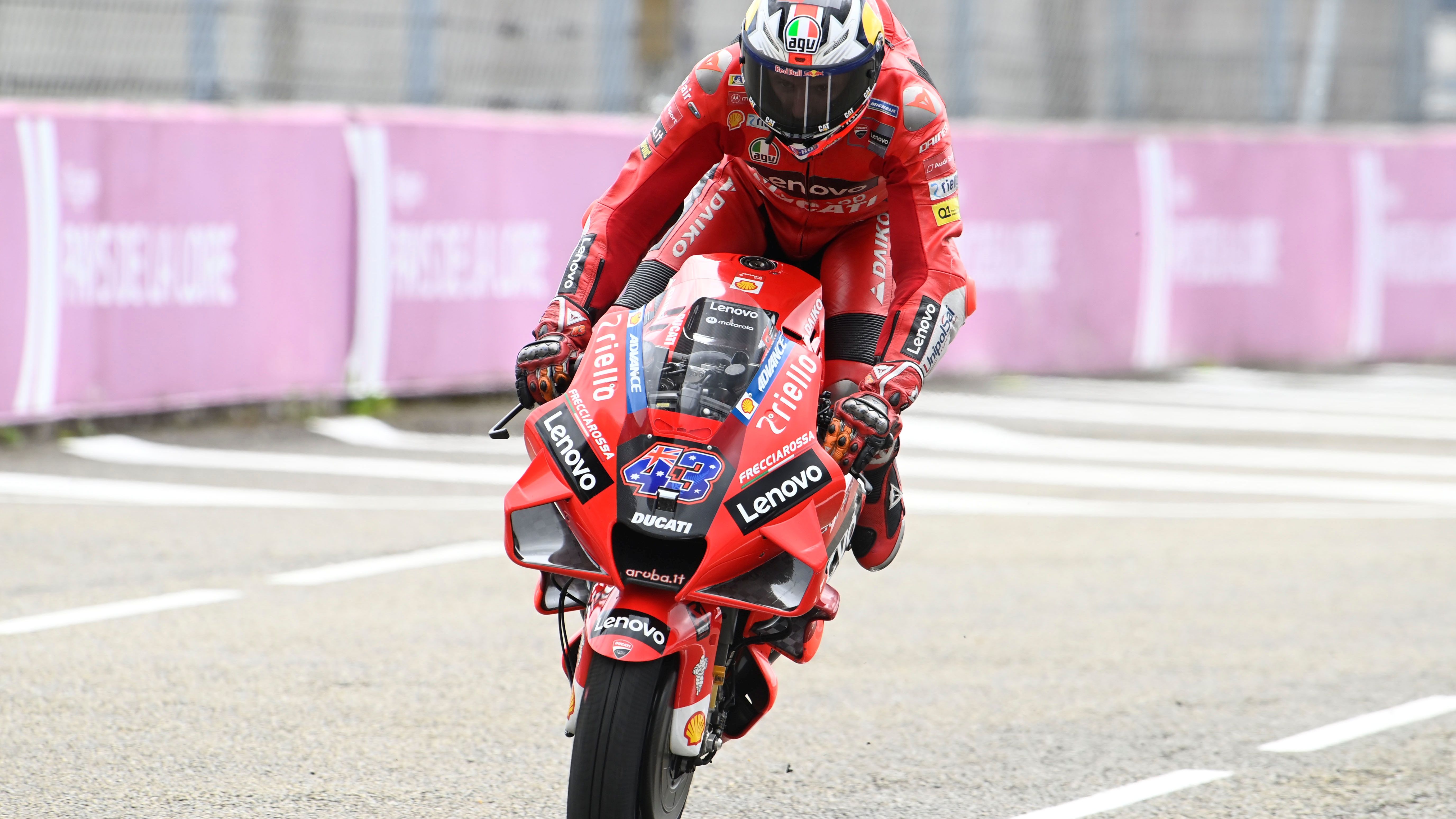 Jack Miller festeja su triunfo con su ya habitual invertido