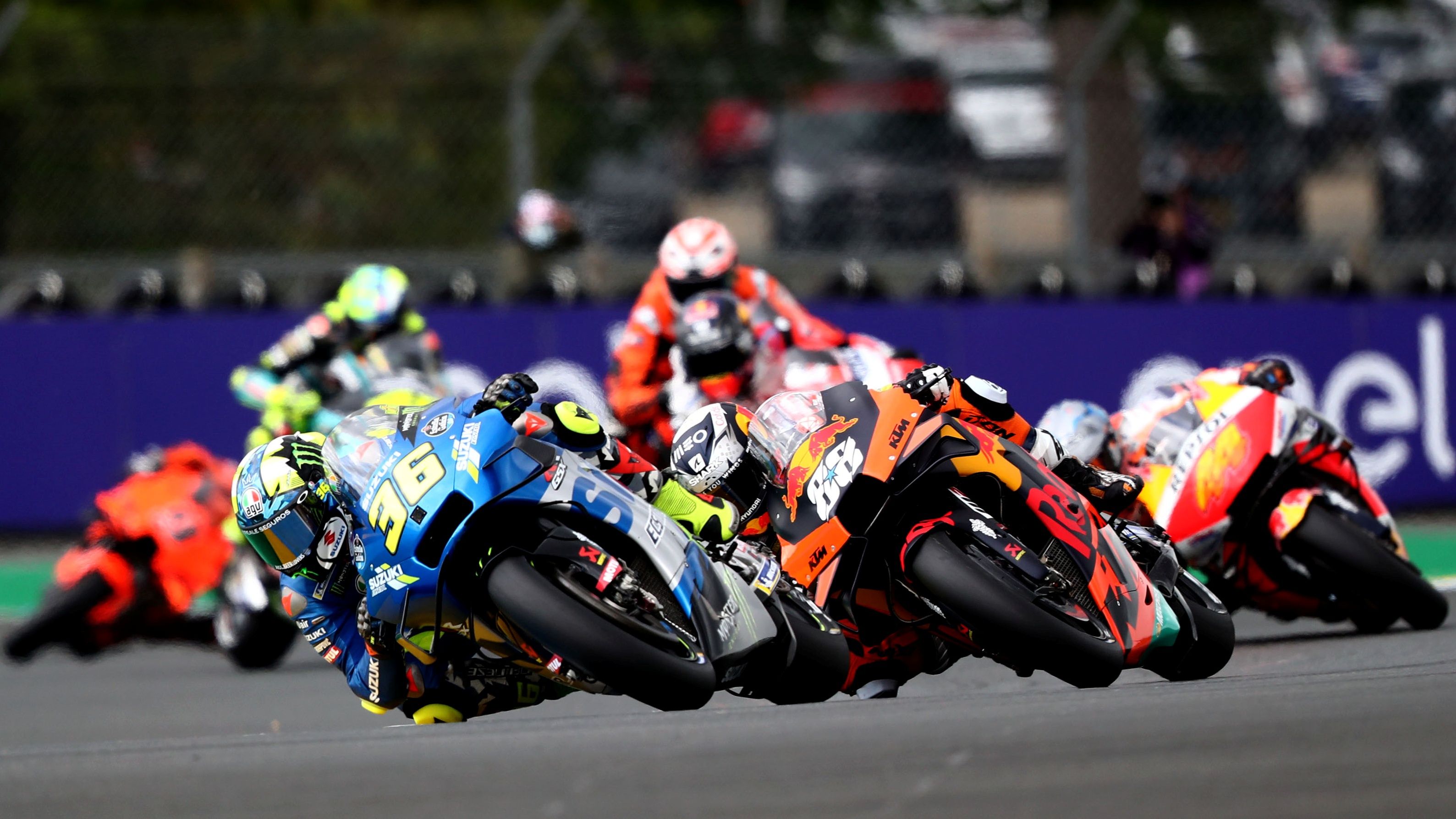 Joan Mir seguido por Miguel Oliveira y Pol Espargaró