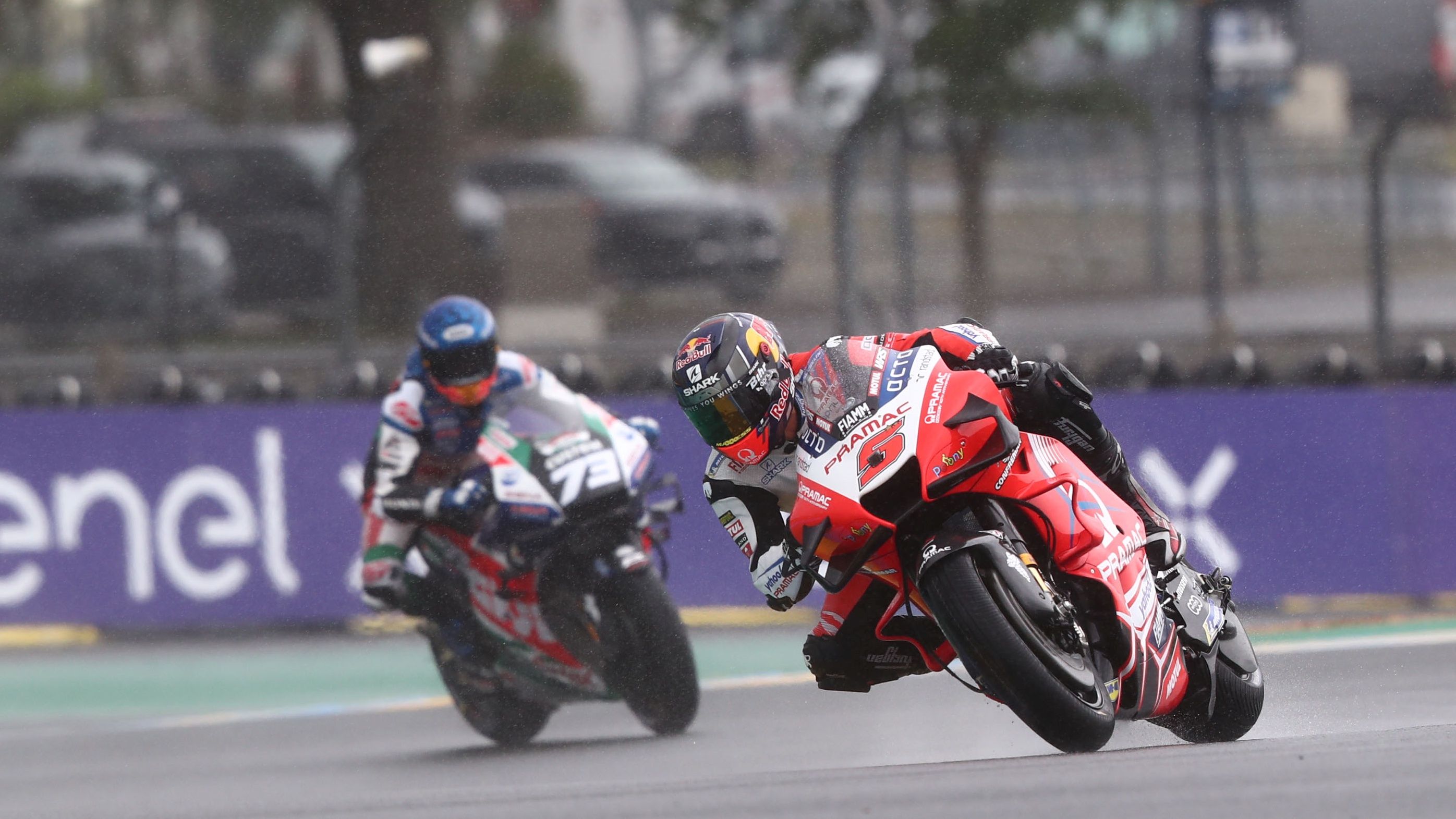 Johann Zarco seguido por Álex Márquez