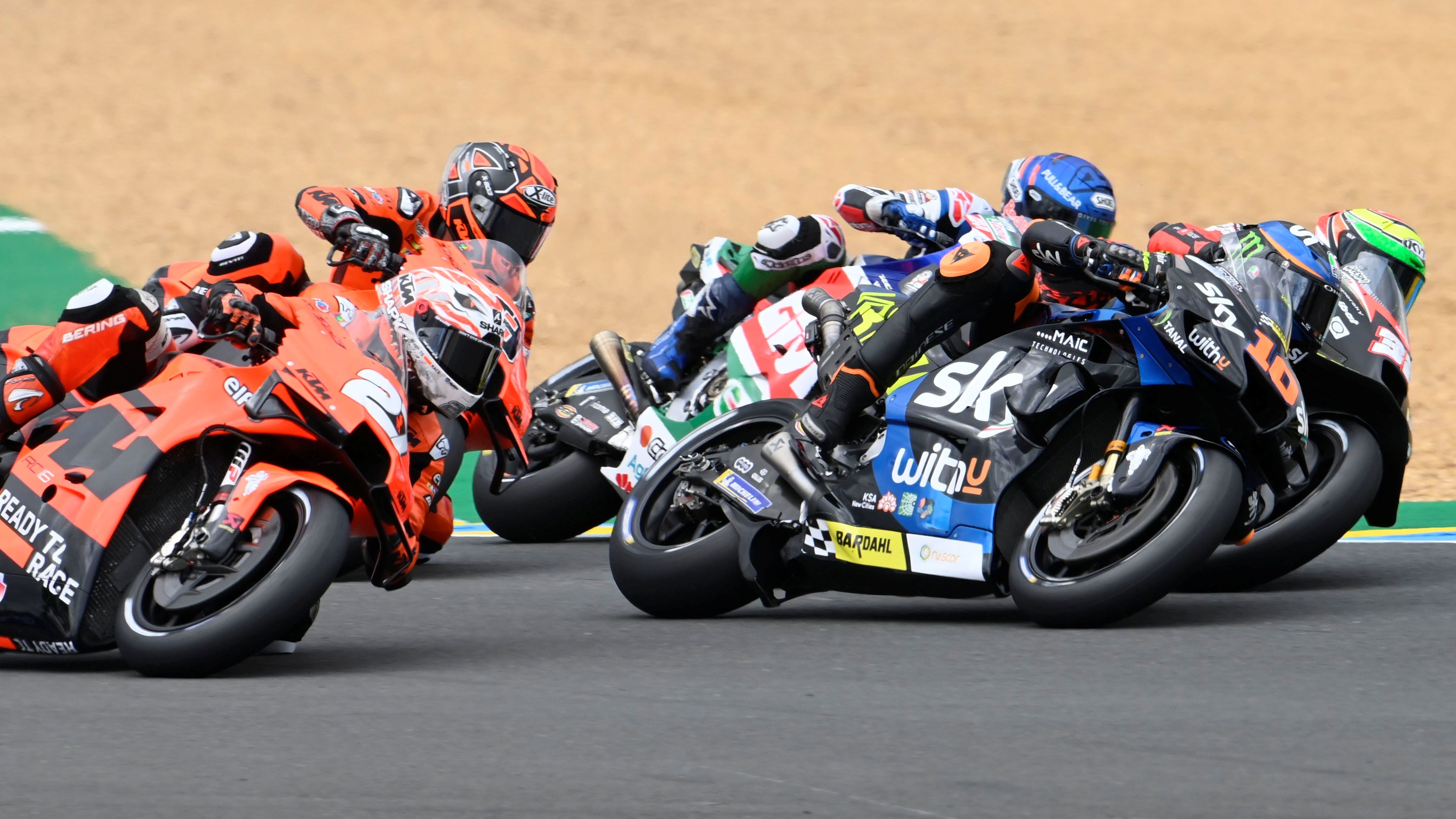 Lorenzo Savadori se mete a Luca Marini con Álex Márquez por dentro, Iker Lecuona por fuera y Danilo Petrucci detrás