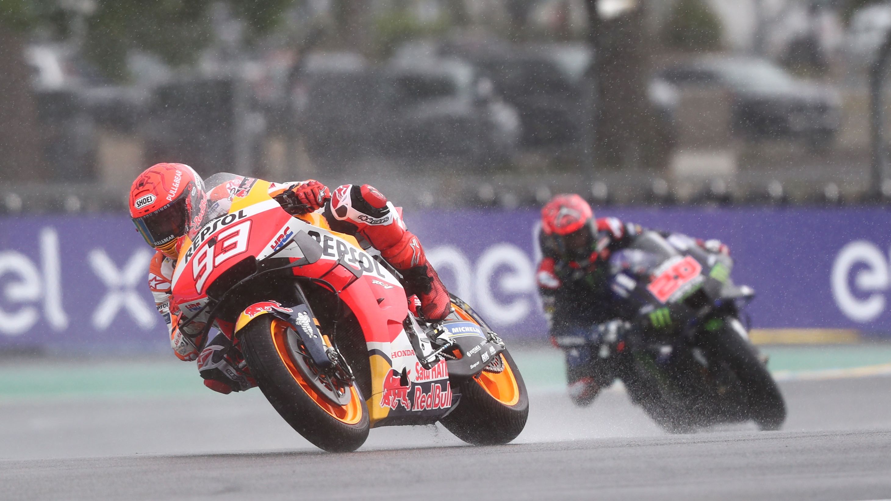 Marc Márquez liderando la carrera ante Fabio Quartararo