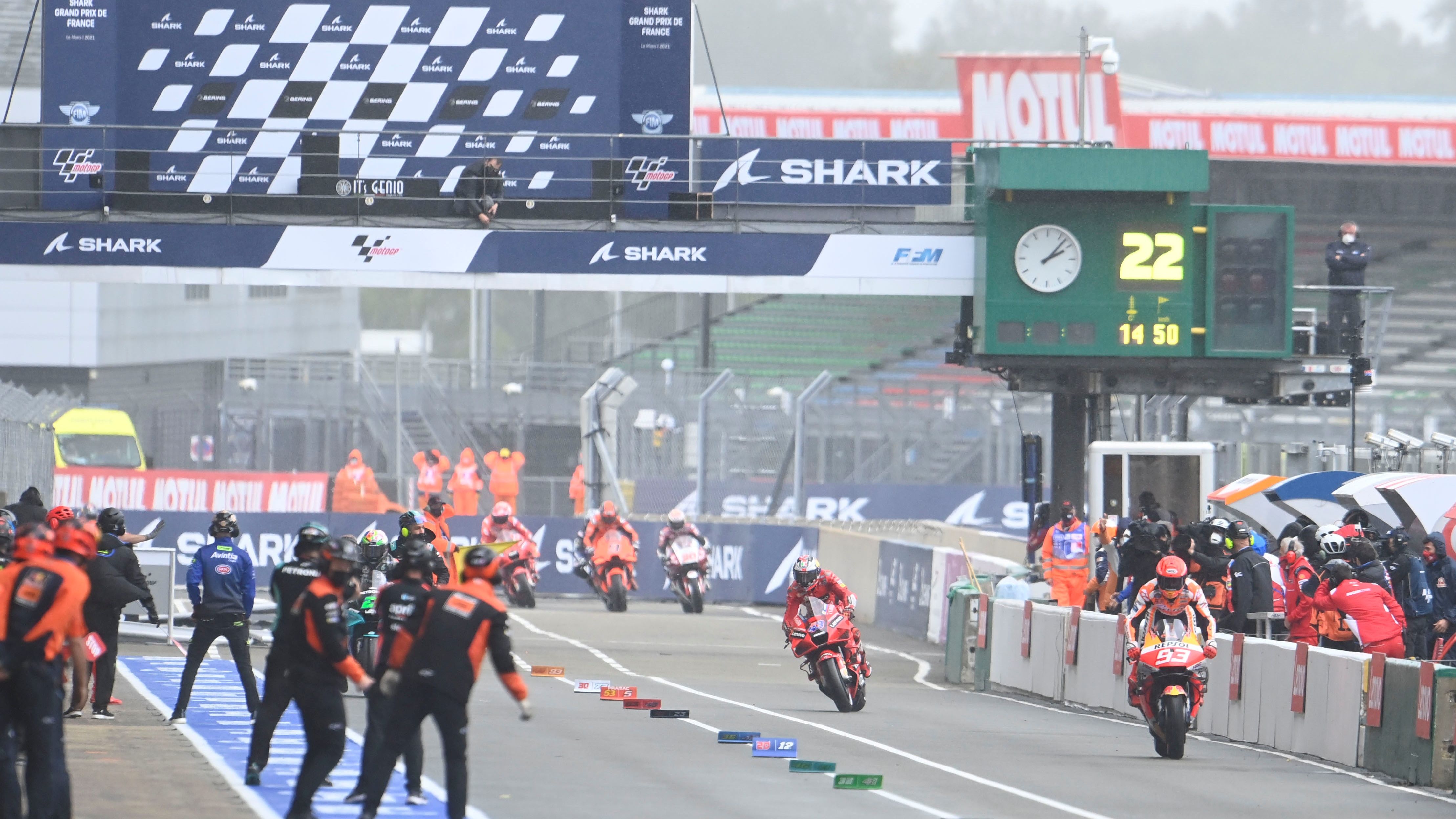Momento en el que todos los pilotos de MotoGP entran a cambiar a la moto de mojado