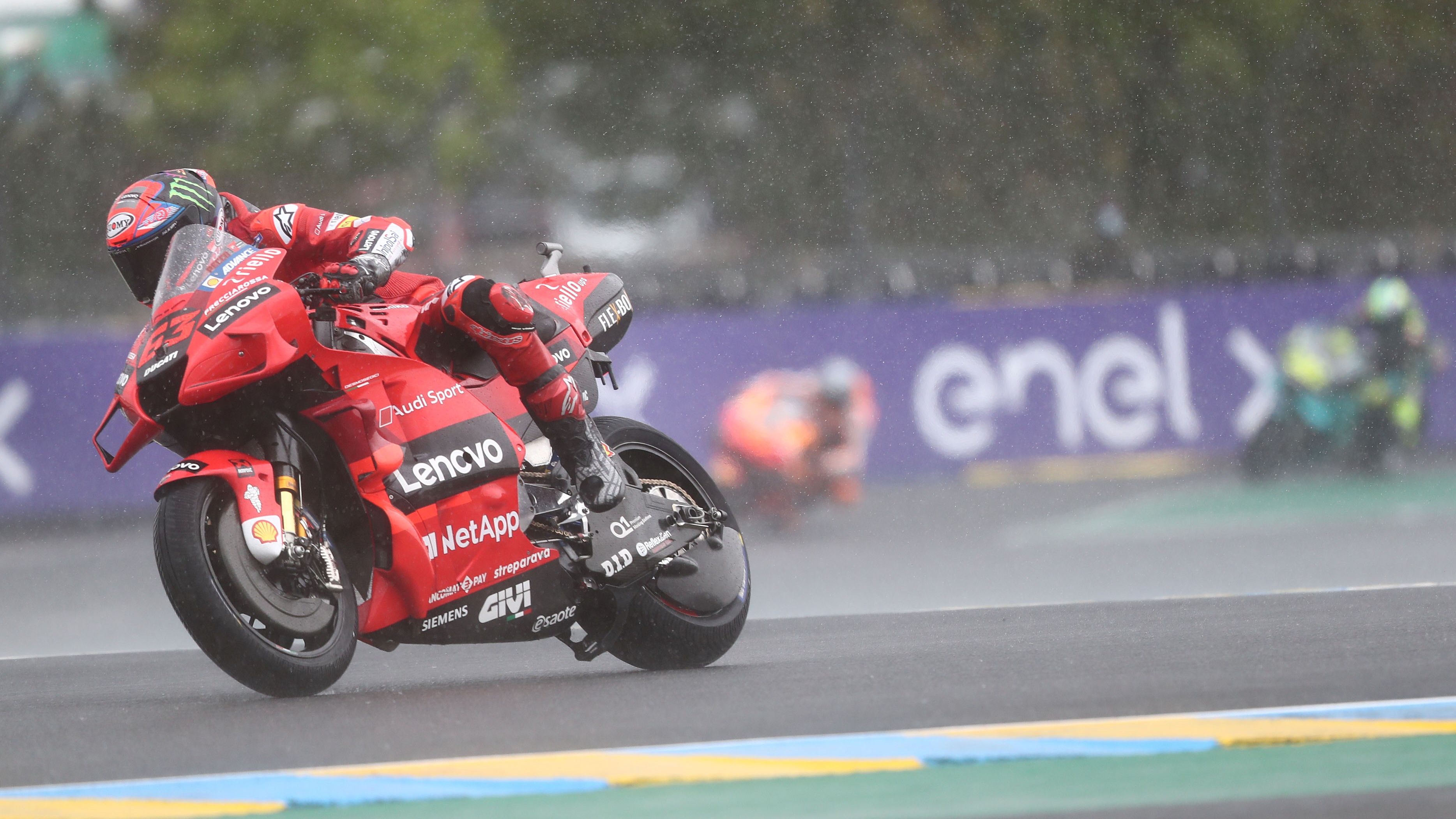 Pecco Bagnaia deja atrás a sus rivales para intentar llegar al podio