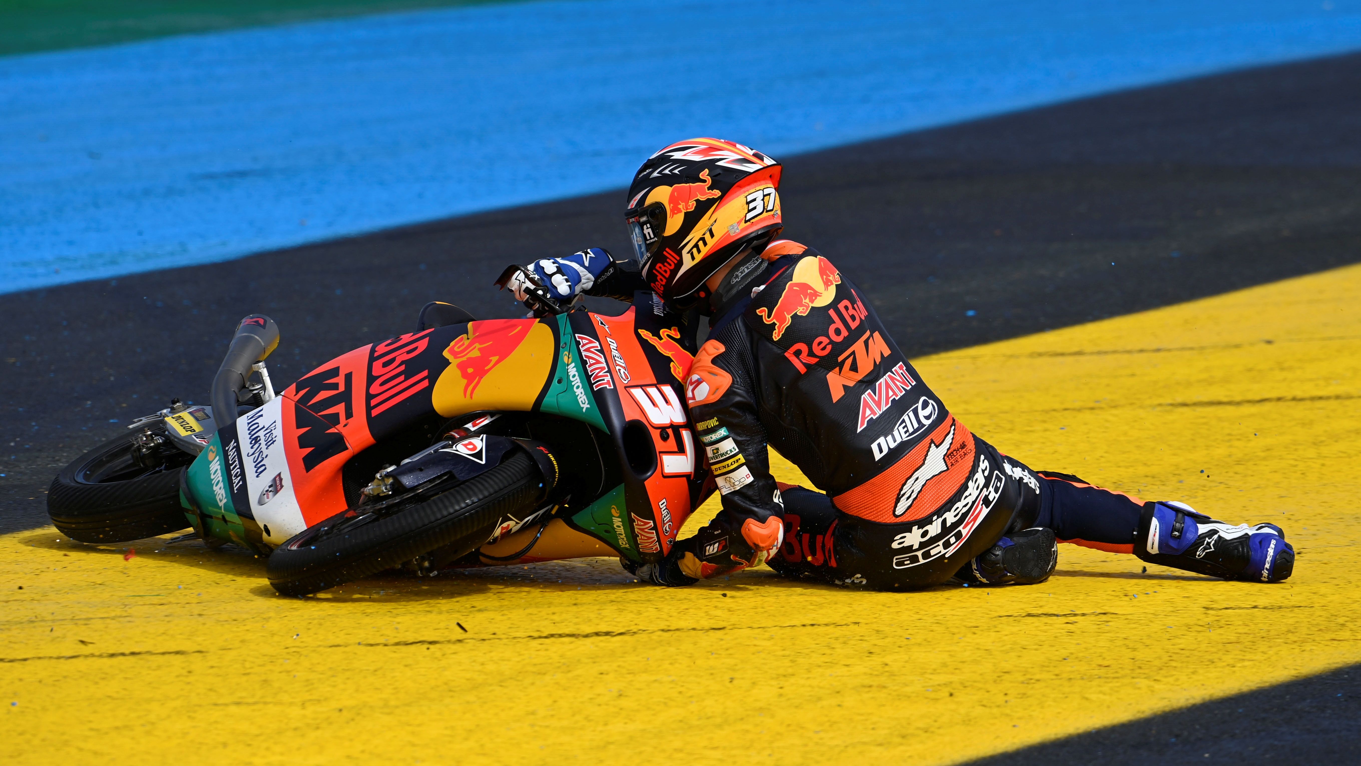 Pedro Acosta se resiste a soltar su moto tras caerse en la carrera de Le Mans