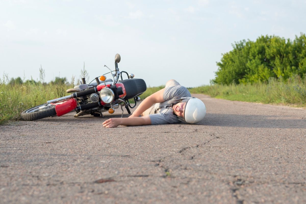 Un hombre sufre una de las típicas caídas de moto. Fuente: iStock / Osobystist