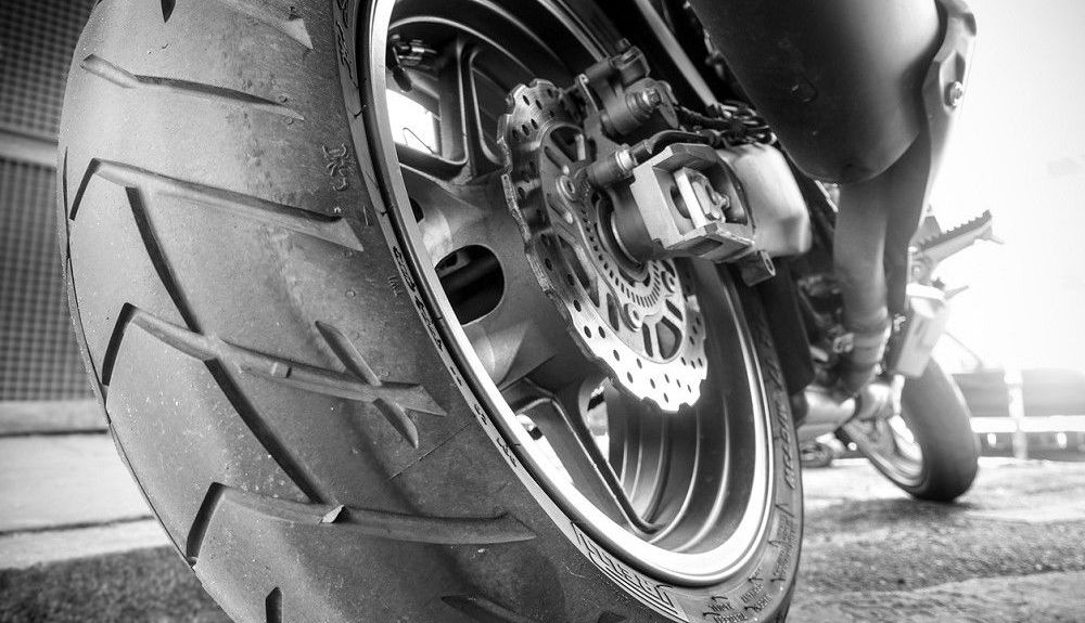 Neumáticos para moto deportiva. Fuente: iStock/deepblue4you Neumáticos para moto deportiva. Fuente: iStock/deepblue4you