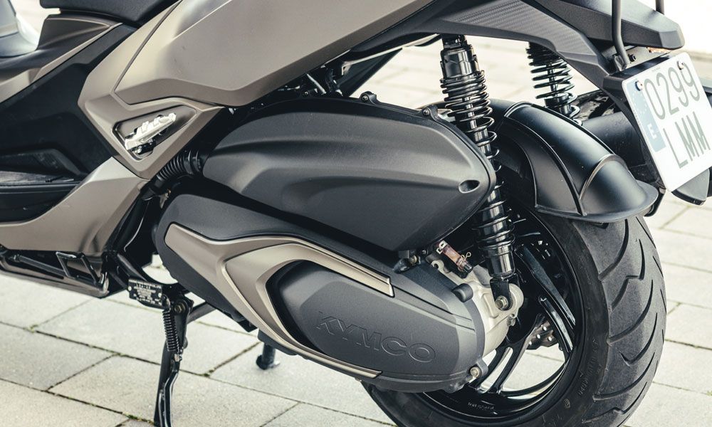 KYMCO Xciting S 400 TCS: El sistema de suspensión trasera cuenta con dos amortiguadores convencionales