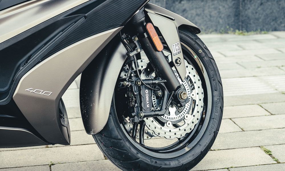 KYMCO Xciting S 400 TCS: Buen equipamiento de frenos, con pinzas de anclaje radial.