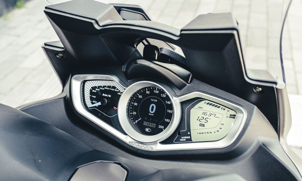 KYMCO Xciting S 400 TCS: La pantalla de instrumentación dispone de tres esferas, la central dedicada al sistema Noodoe