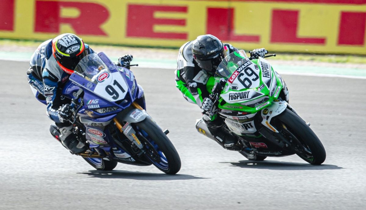 Matteo Vannucci y Tom Booth Amos se jugaron la victoria en las dos carreras de Supersport 300