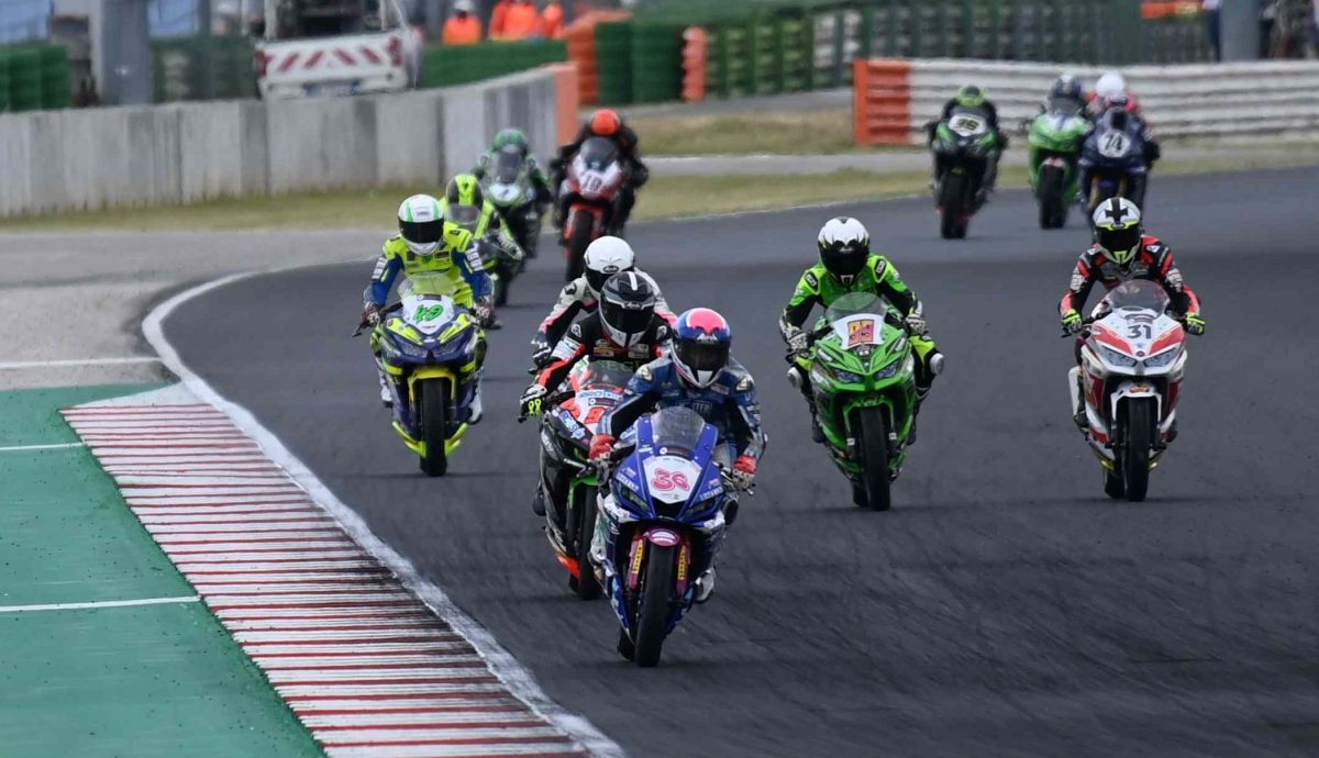 Beatriz Neila se impuso en la carrera de Misano ante Sara Sánchez, que sigue líder